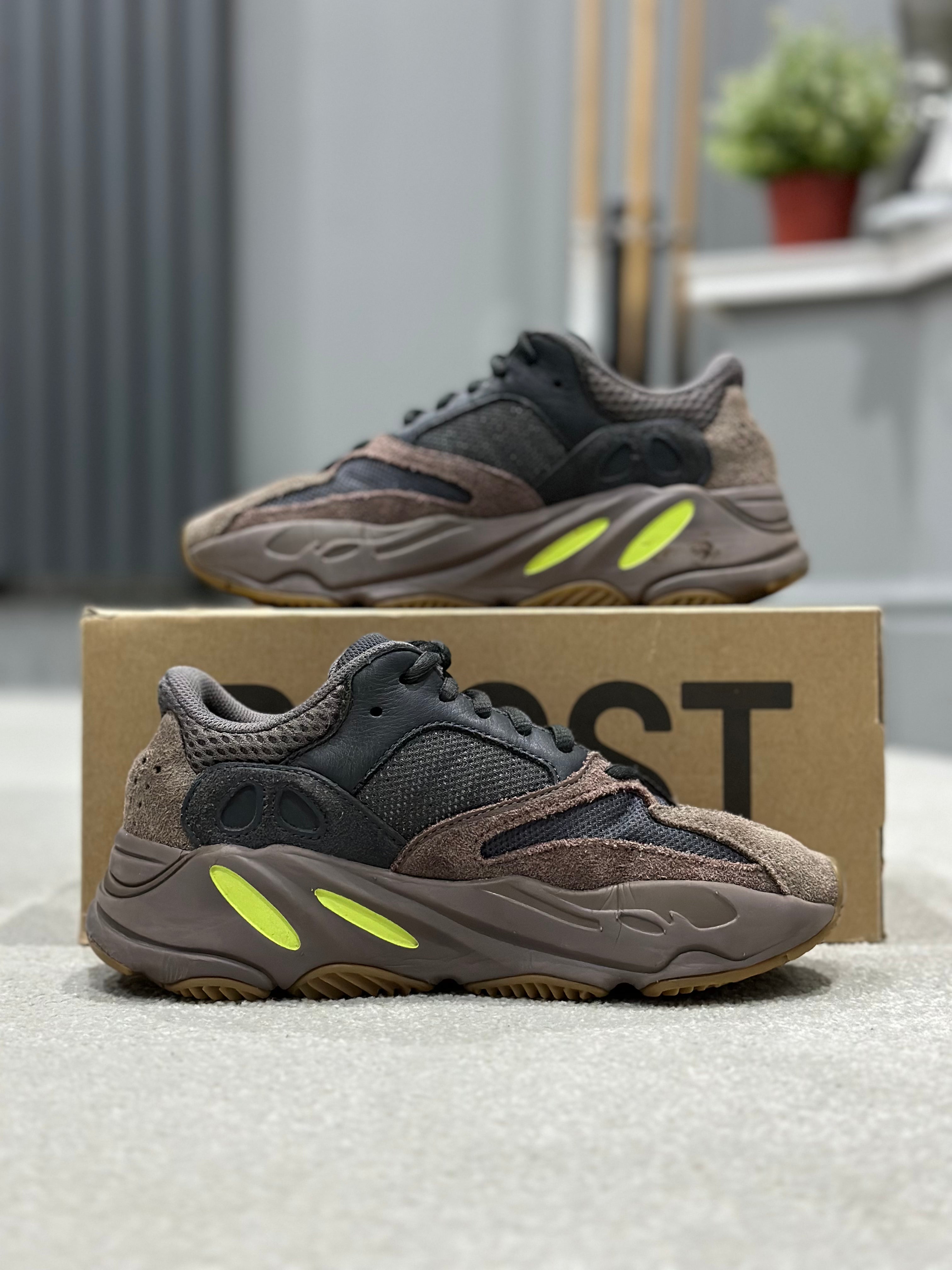 Yeezy Boost 700 'Mauve' (Pre-Loved) UK 3.5